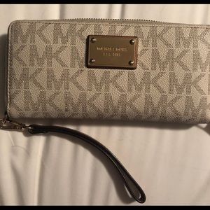 Michael Kors Vanilla Wallet